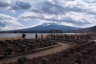 在中东滑雪！苏翊鸣参加沙特滑雪表演赛，该地最高温可达50度